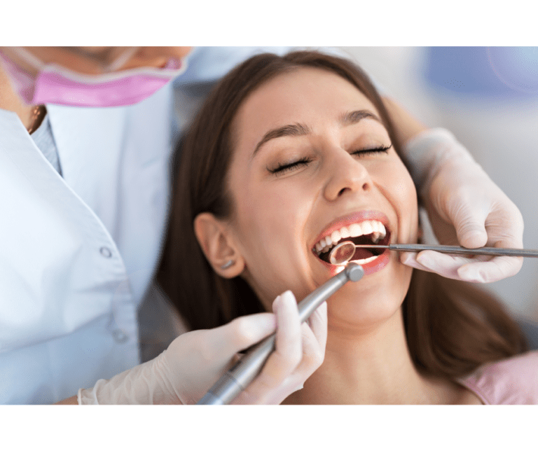 glückliche Patientin beim Zahnarzt
