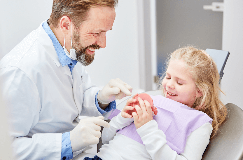 ERSTER ZAHNARZTBESUCH UND WIE SIE DIESEN FÜR IHR KIND STRESSFREI GESTALTEN